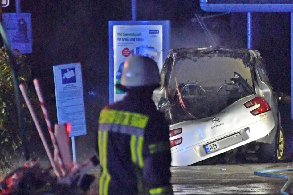 Frau verbrennt in Auto an Tankstelle! War es Mord?