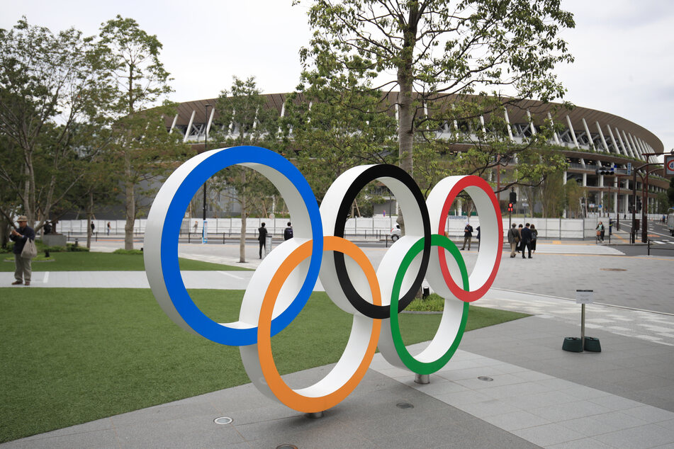 Die Olympischen Ringe vor dem Stadion in Tokio. Die japanischen Behörden suchen nach einem vermissten Gewichtheber. (Symbolbild)