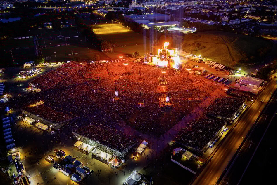 80.000 begeisterte Zuschauer auf einem Fleck: Die Pyrotechnik der Brachialrocker von Rammstein kommt erst in der Dunkelheit zur Geltung - auch deshalb ist die Begrenzung der Spielzeit (bis spätestens 22 Uhr) Gegenstand der Konzept-Kritik.