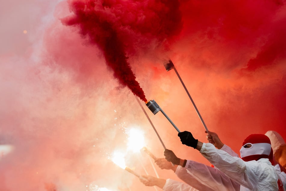 Gegen acht Fans des 1. FC Köln und drei Anhänger von Borussia Mönchengladbach wurde im Vorfeld des Derbys am Sonntag (15.30 Uhr) ein Bereichsbetretungs- und Aufenthaltsverbot ausgesprochen.