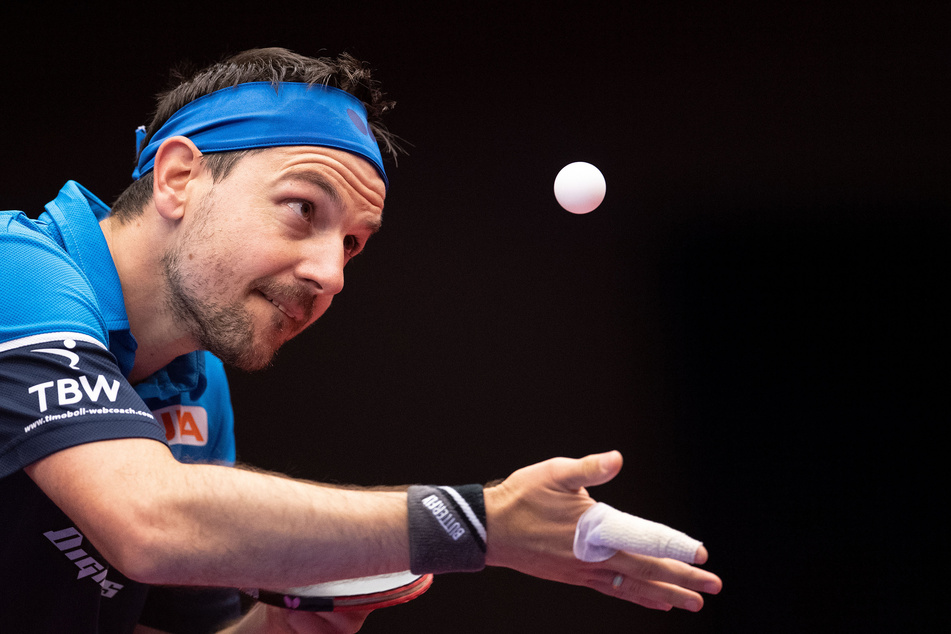 Timo Boll spielt einen Ball.