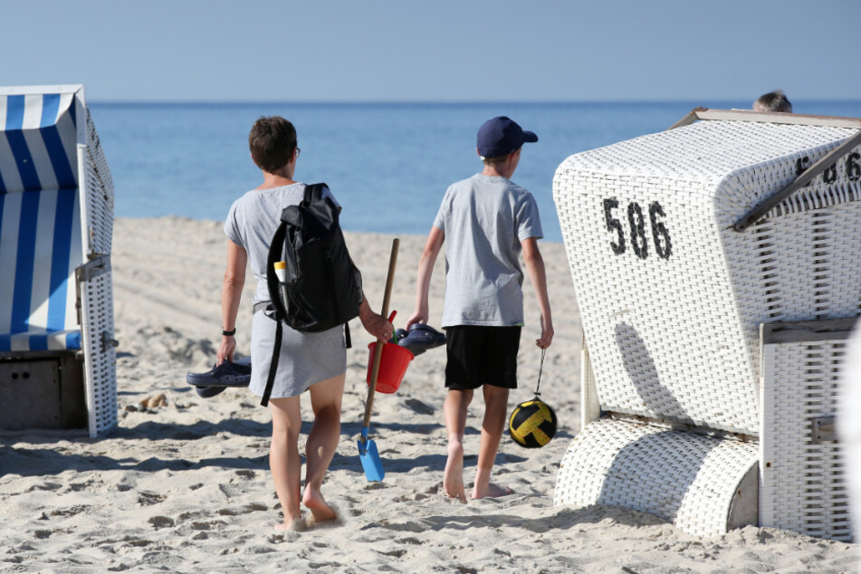 Urlauber suchen am Strand von Sylt einen guten Platz. (Archivbild)