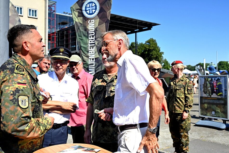 Im vergangenen Jahr besuchte Sachsens Innenminister Armin Schuster (63, CDU) den Stand der Bundeswehr.