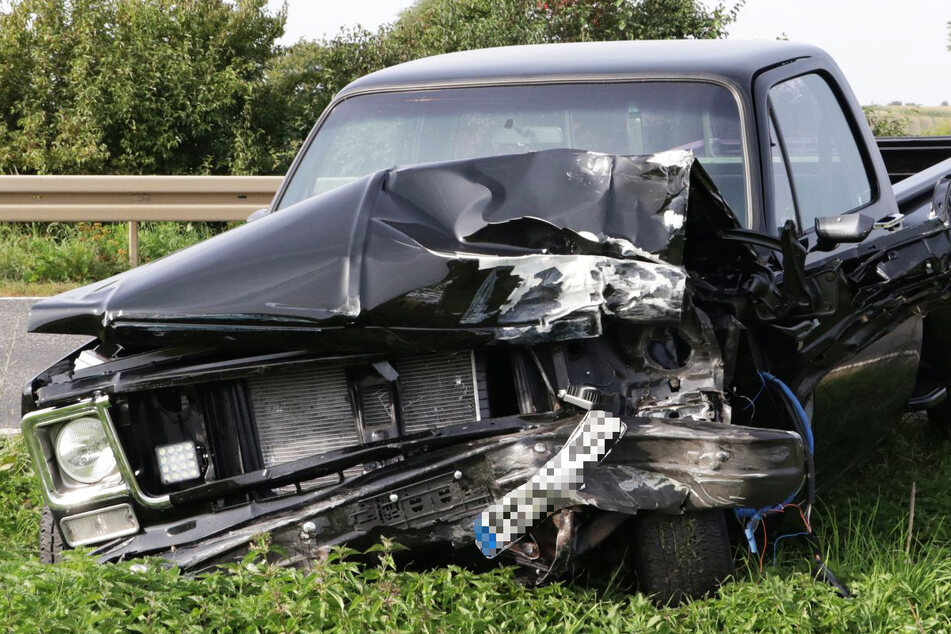 Der Pick-up geriet aus noch unbekannter Ursache auf die Gegenfahrbahn und krachte in einen Kleinlaster.