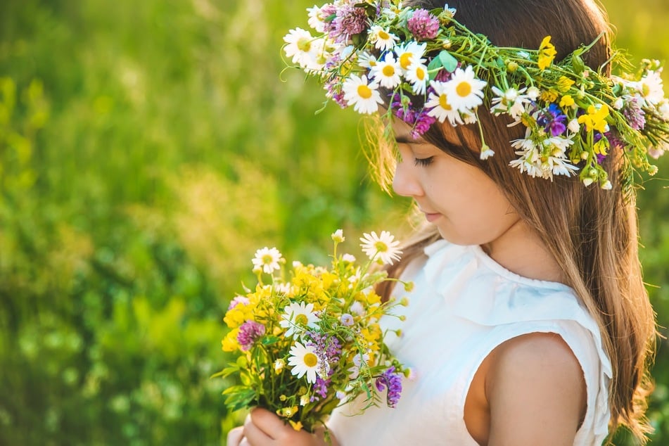 Blumen pflücken ist für Kinder eine schöne Beschäftigung, um ihnen die Natur näherzubringen.