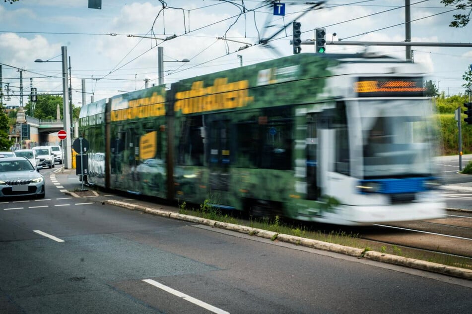 Leipzig: 13-Jährige surfen auf Tram: Lebensgefährliche Aktion endet mit Polizeieinsatz