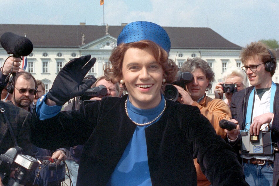 Im April 1991 sorgte Kerkeling verkleidet als Königin Beatrix der Niederlande für einen TV-Skandal, im Dezember desselben Jahres wurde er unfreiwillig geoutet.