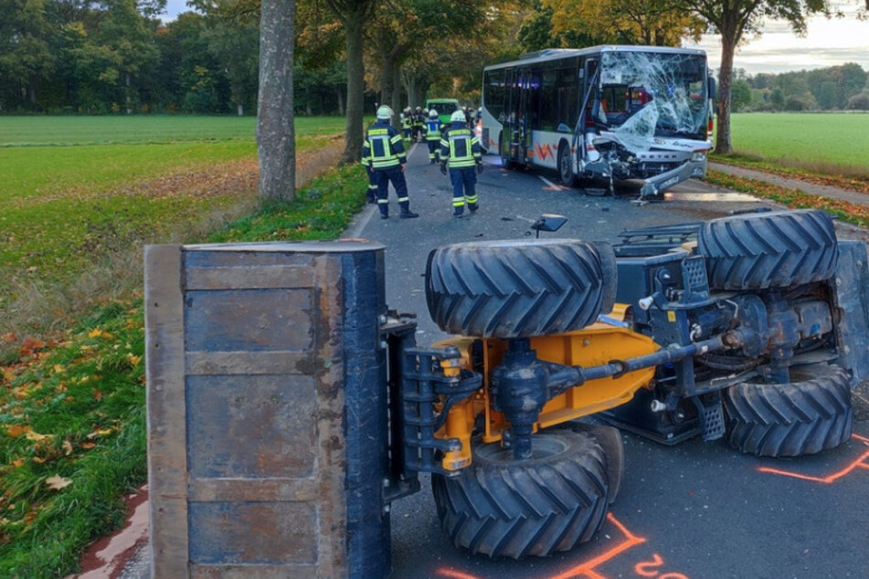 Der Radlader kippte bei dem Unfall auf die Seite, der Bus wurde schwer beschädigt.