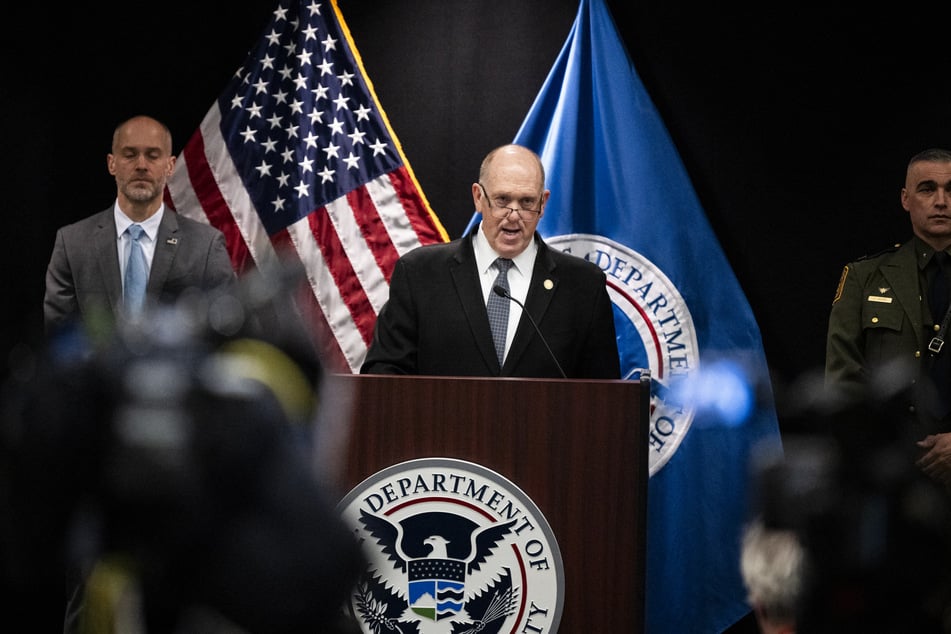 Border tsar Tom Homan bumbled out excuses when asked about the closure of an investigation into the killing of Renee Nicole Good.