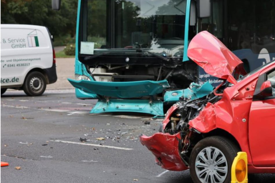 Kreuzungscrash zwischen Fiat und Bus: Vollsperrung in Leipzig!