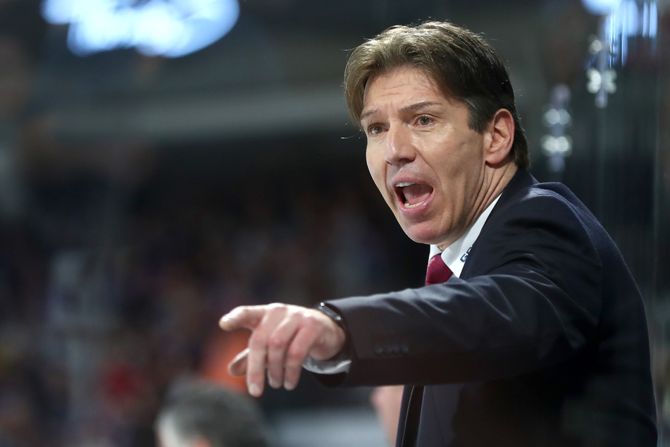 Cheftrainer Uwe Krupp (55) und sein Team sind nach drei Niederlagen in Serie in der DEL in die Erfolgsspur zurückgekehrt. Der KEC bezwang den ERC Ingolstadt mit 4:3 n.V.. (Archivfoto)