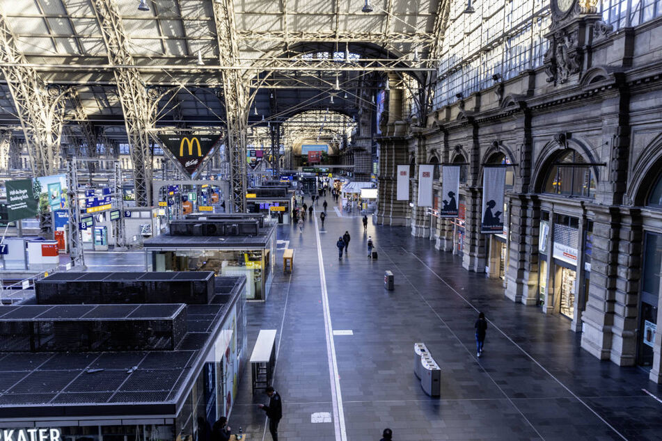 Am Frankfurter Hauptbahnhof, wo sich an einem normalen Montag Tausende Menschen tummeln, herrschte heute gähnende Leere.