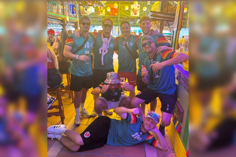 So feierte Energie den Aufstieg auf Mallorca. Auch Thiele (34, 1.v.r.) war Teil der Reisegruppe.