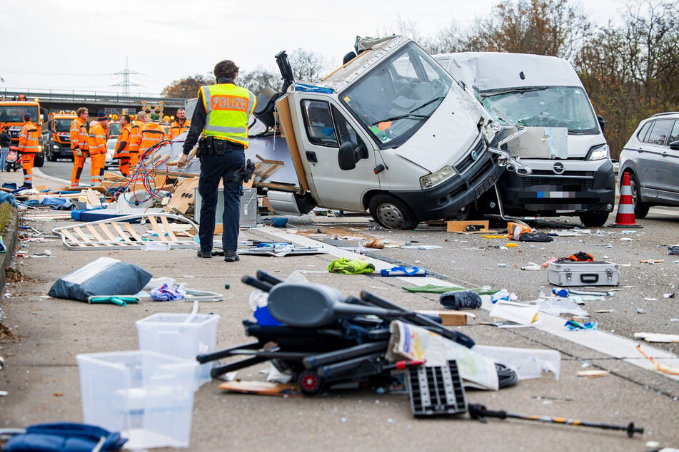 Das Wohnmobil wurde durch die Wucht des Aufpralls komplett zerfetzt.