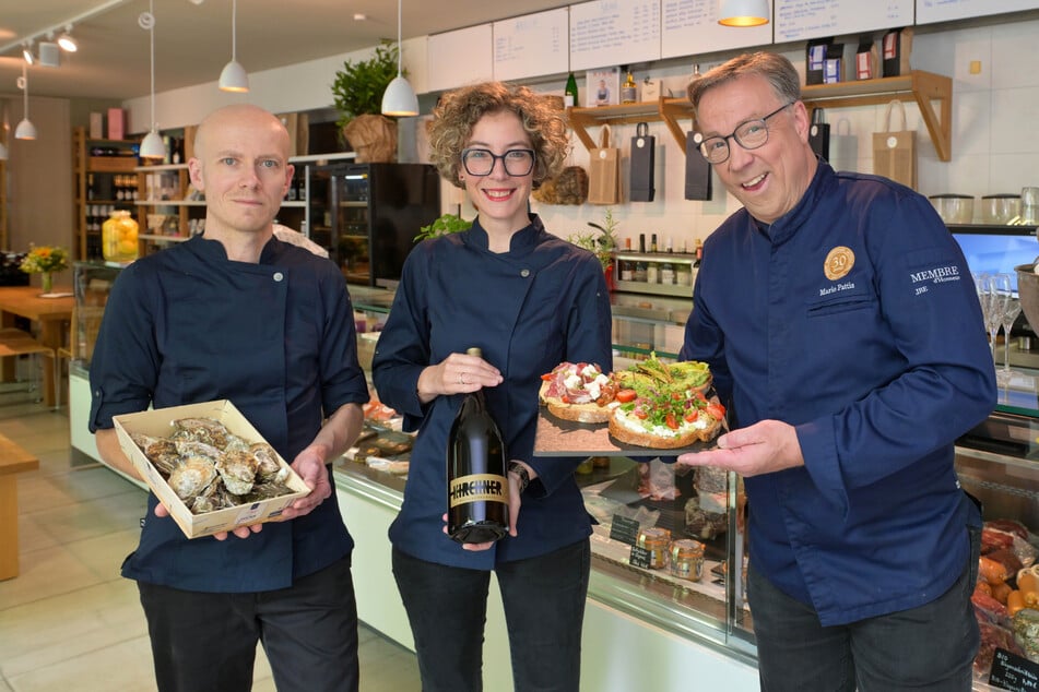 Koch Marko Rudert (43), Gastgeberin Christiane Unruh (40) und Inhaber Mario Pattis (55, v.l.) freuen sich auf Gäste im "Feinkost &amp; Kantine".