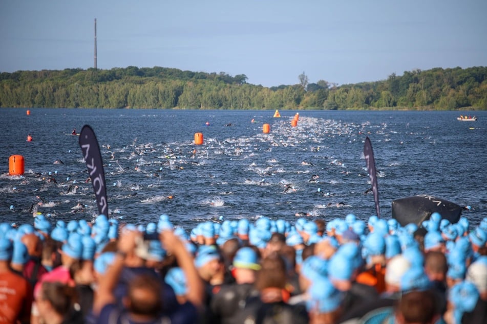 Los ging es um 8 Uhr am Cospudener See, wo 1,9 Kilometer schwimmend zurückgelegt werden mussten.