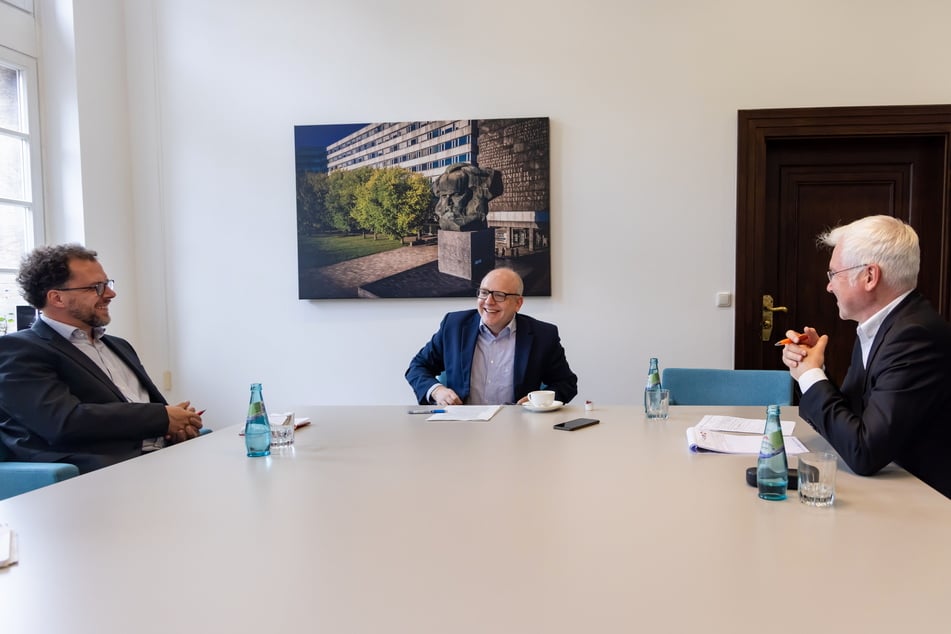 OB Sven Schulze (51, SPD, M.) im Gespräch mit den Redakteuren Mario Adolphsen (43, l.) und Torsten Hilscher (55).