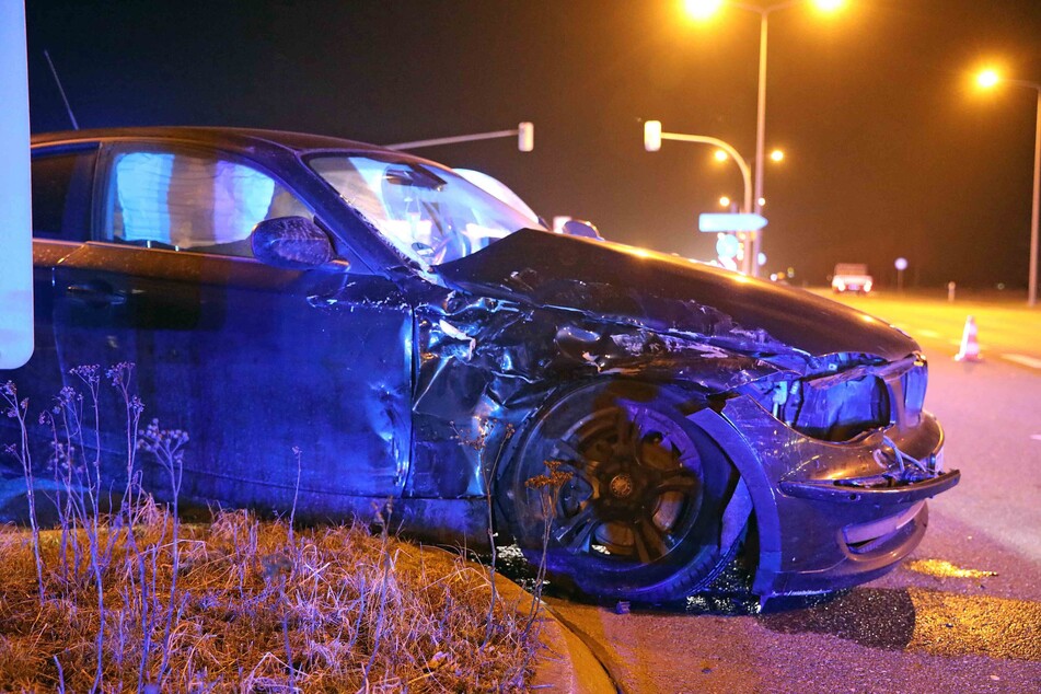 Auch der BMW hat durch den Unfall einiges abbekommen.