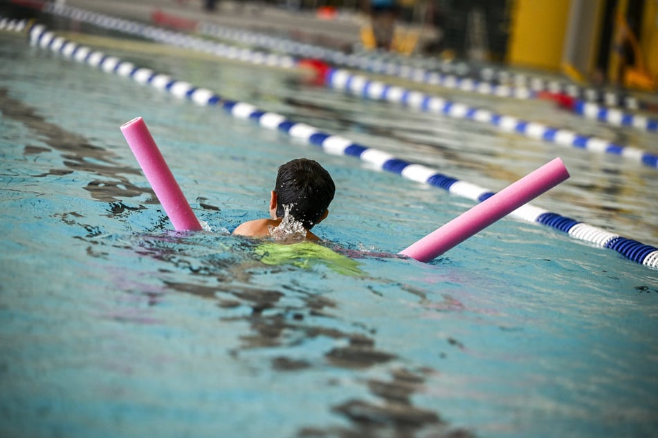 In den Herbstferien gibt es bei den KölnBädern noch freie Plätze für Schwimmkurse für Kinder und Erwachsene. (Symbolfoto)