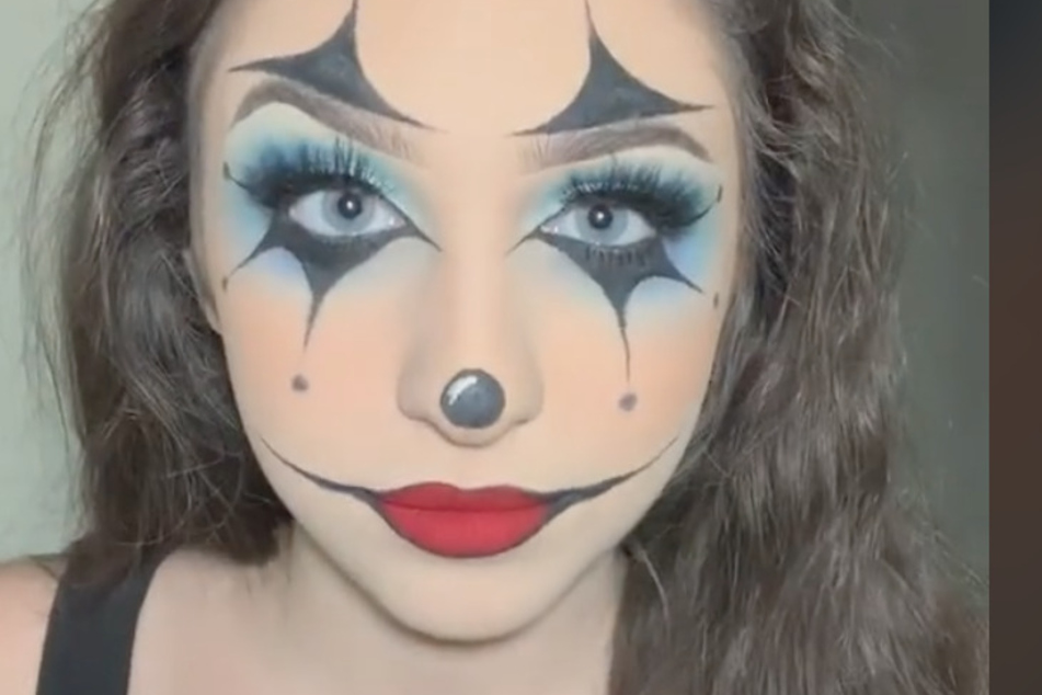 For those who aren't too scared of clowns, beauty influencer @camlyn has a killer design just for you.
