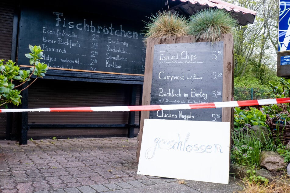Ein Imbiss, in dem normalerweise Fischbrötchen verkauft werden, war im Mai im Ostsee-Ferienort Laboe bei Kiel wegen der Corona-Pandemie geschlossen.