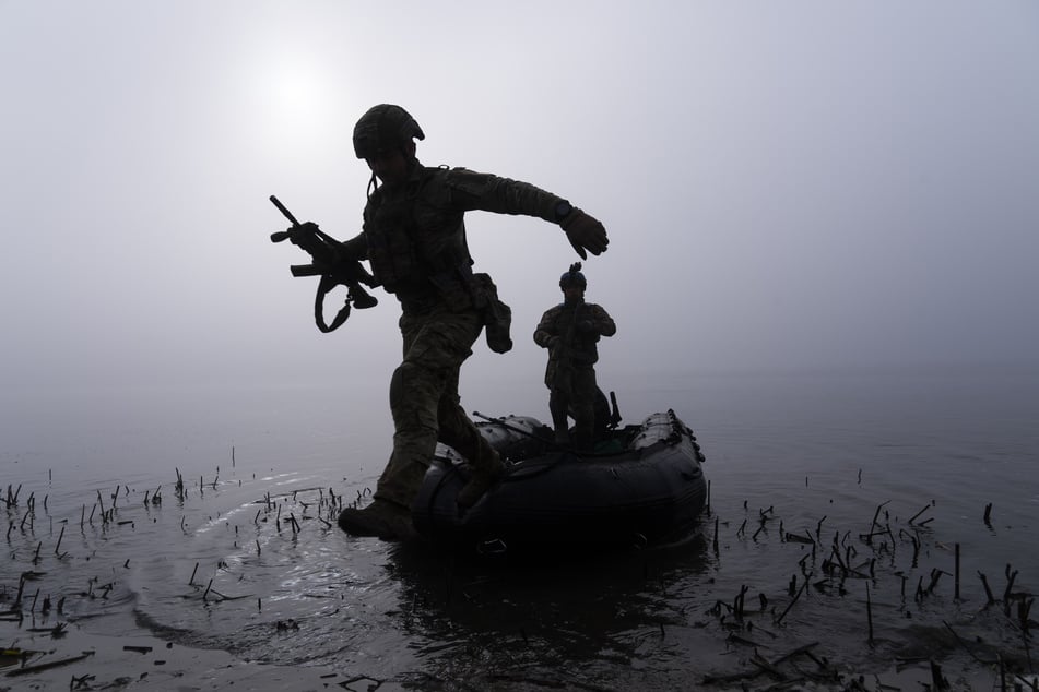 Verluste am Dnipro. Das Foto zeigt einen ukrainischen Soldaten, am Ufer des Dnipro-Flusses an der Frontlinie nahe Cherson.