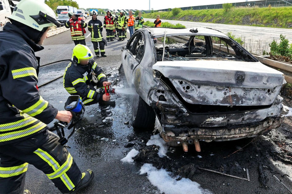 Unfall A4: Auto auf A4 brennt komplett aus, zeitweise Straßensperrungen und lange Staus