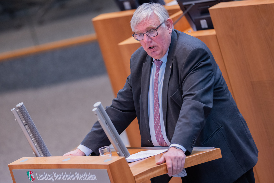 NRW-Sozialminister Karl-Josef Laumann (65, CDU) hat sich zur neuen Stiftung zur Unterstützung von Gewaltopfern geäußert.