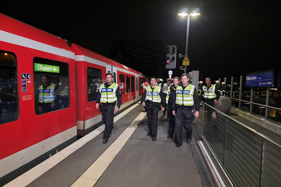 Hamburg: S-Bahn bleibt mitten auf der Strecke liegen: Über 400 Menschen müssen evakuiert werden
