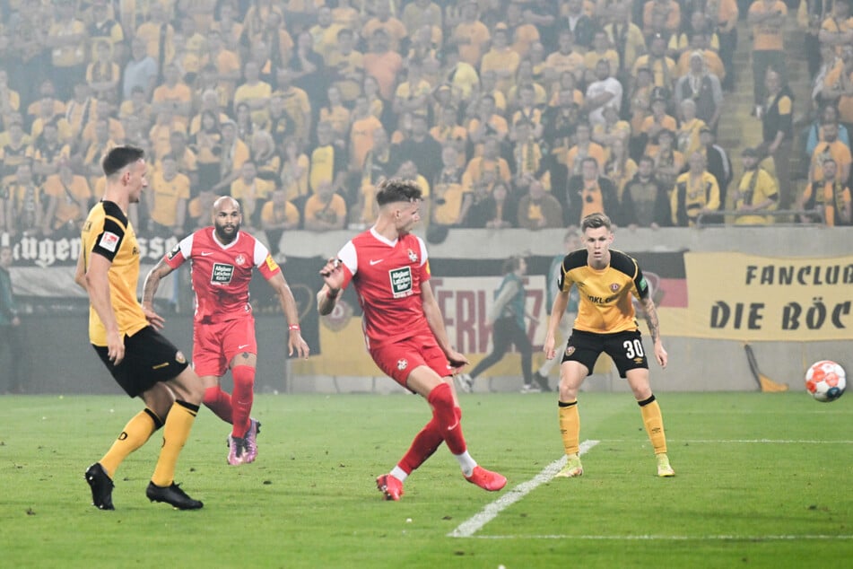 Philipp Hercher (2.v.r.) legt in diesem Moment das 2:0 für den 1. FC Kaiserslautern nach. Die endgültige Entscheidung zugunsten der Roten Teufel.