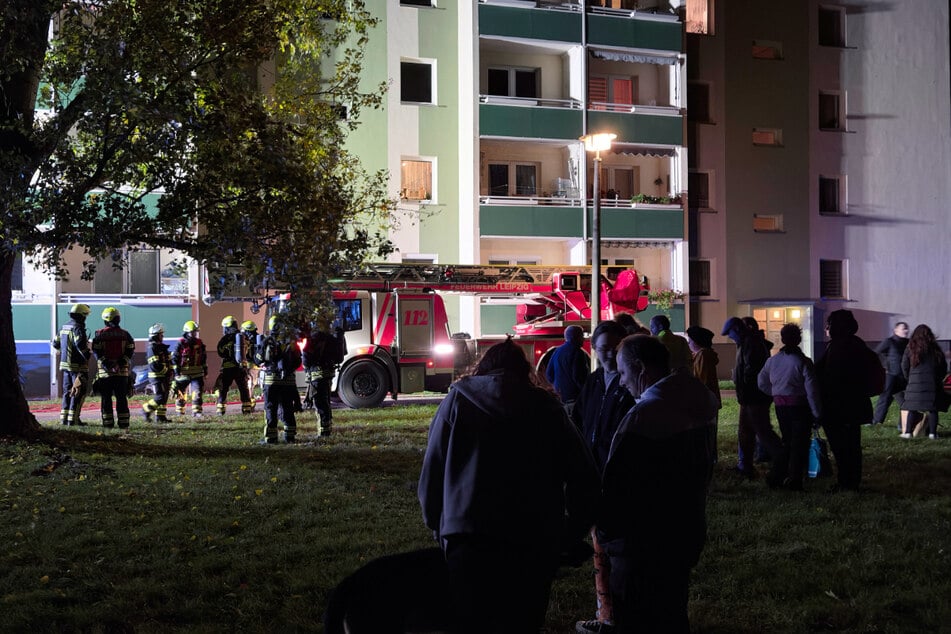 Zahlreiche evakuierte Menschen warteten vor dem Gebäude.