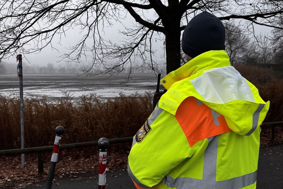 Ein Polizist blickt auf den abgelassenen Dutzendteich. Hier wurde am Mittwochmorgen eine Fliegerbombe entdeckt.