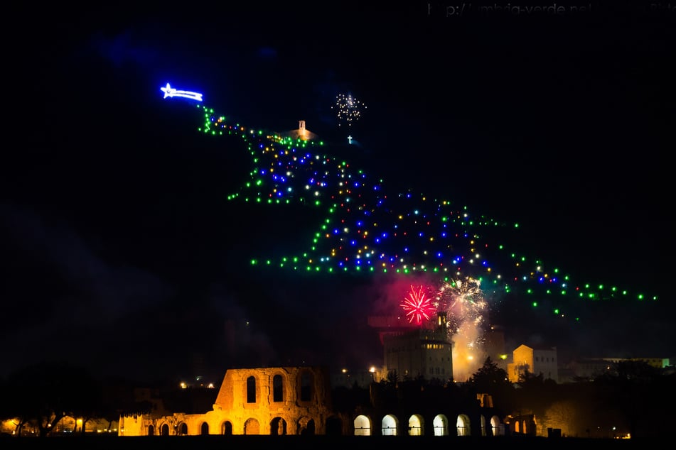 Im Hang des Monte Ingino über Gubbio erstrahlt jährlich ein riesiger Weihnachtsbaum.