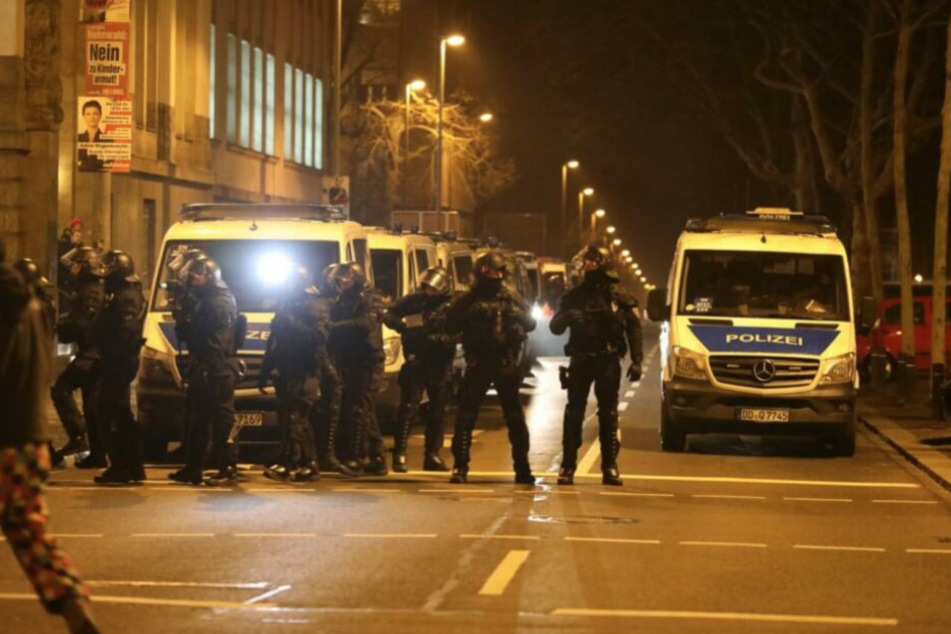 Er soll einen Kameramann angegriffen sowie einer Journalistin gedroht haben.