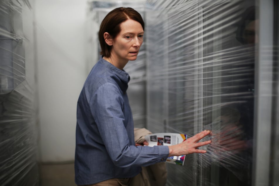 Wer ist Jessica Holland (Tilda Swinton, 61, l.) und was treibt sie an?