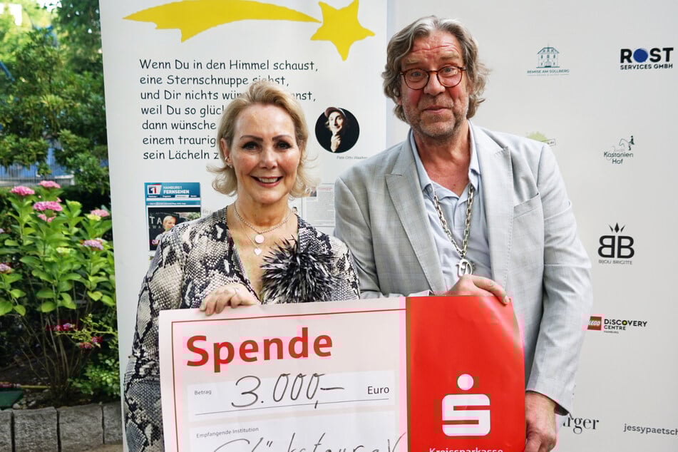 Auch Schauspieler Uwe Rohde (66, "Neues aus Büttenwarder") hatte am Samstag eine Überraschung dabei: eine Spende von dem Verein "Glückstour - Schornsteinfeger helfen krebskranken Kindern" über 3000 Euro, den er selbst seit Jahren unterstützt.