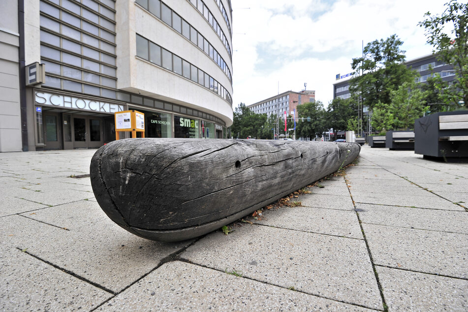 Auf dem Stefan-Heym-Platz wurden bereits umstrittene Bänke aus Baumstämmen platziert. Die Sitzgelegenheiten kosteten mehr als 60.000 Euro!