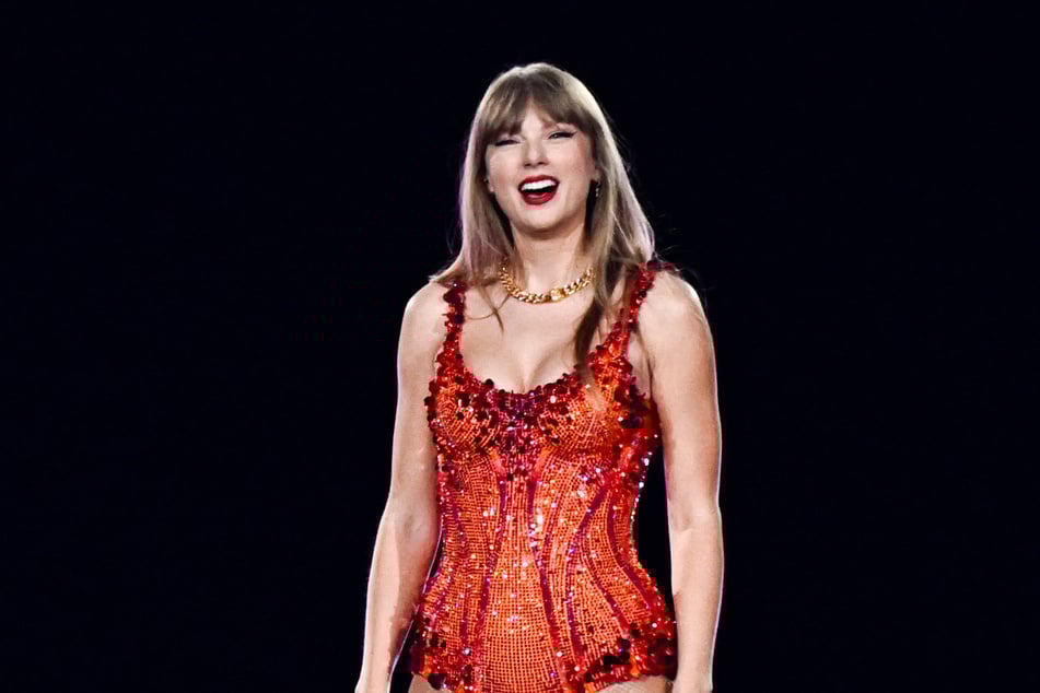 Taylor Swift has become one of the youngest musicians to be inducted into the Songwriters Hall of Fame.