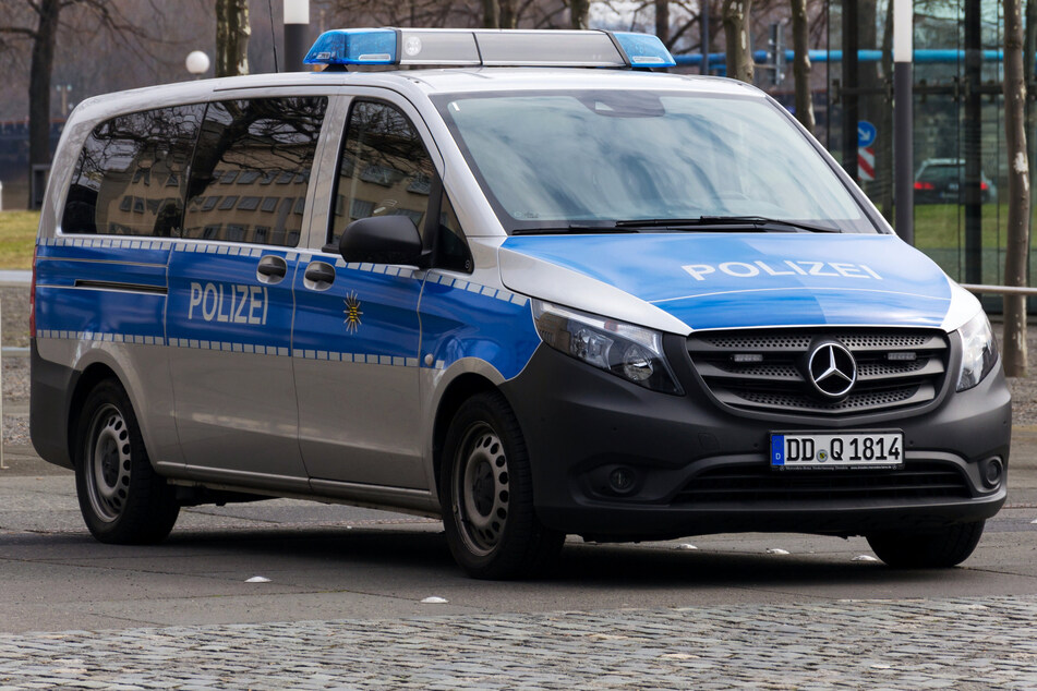 Dresden: Frau schlägt Autoscheibe ein, klaut aber nichts: Trotzdem wird sie beim Diebstahl erwischt