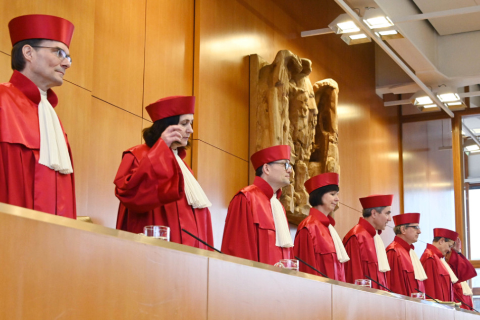 Die Richter am Bundesverfassungsgericht entschieden, dass für den Mann, dessen Infektion länger als sechs Monate zurückliegt, keine Ausnahmen durch den Status "Genesen" gelten. (Symbolbild)
