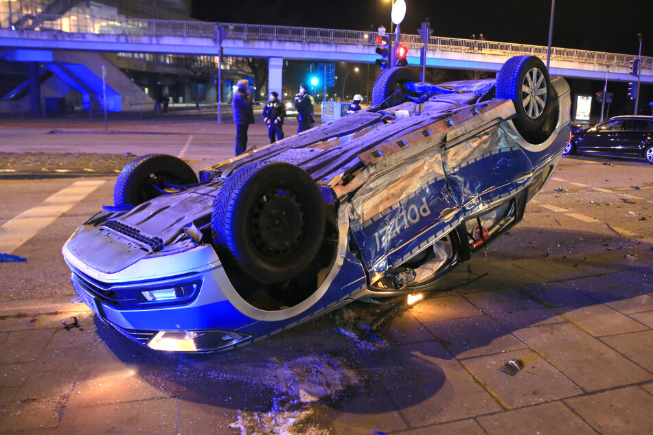 Dramatischer Unfall in Hamburg: Polizeiauto überschlägt sich mehrfach