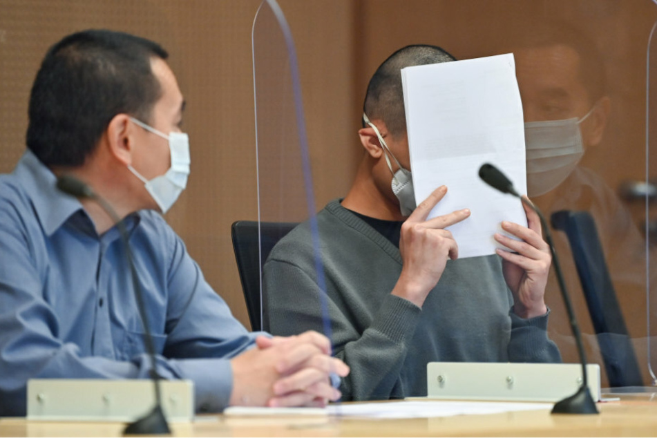 Ein wegen Totschlags angeklagter Mann (r.) sitzt in einem Verhandlungssaal des Landgerichtes neben einem Dolmetscher.
