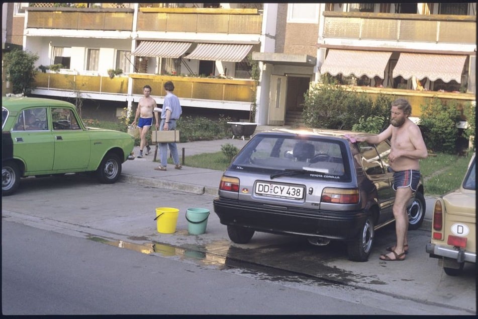 Sommer 1991, irgendwo inmitten der Platten von Gorbitz. Zwischen Wartburg und Trabi putzt ein Nachbar seinen neuesten West-Import, einen Toyota Corolla. Viele moderne Autos, aber auch zahlreiche "Möhren" aus dem Westen fluteten damals auch Sachsen.