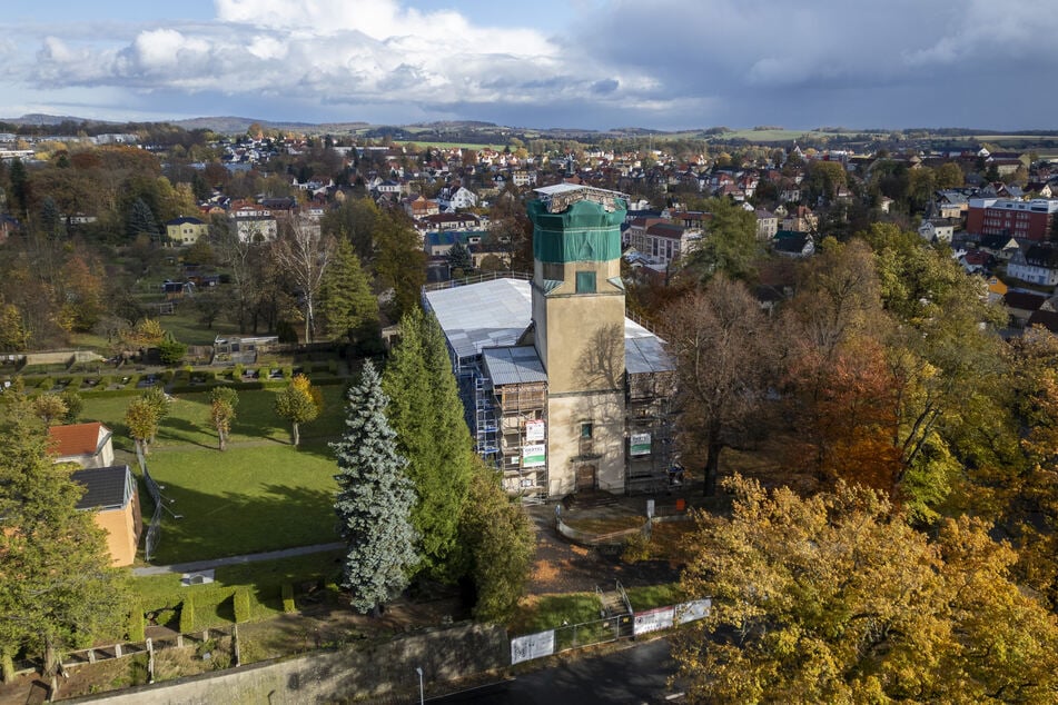 Heute ist der Kirchberg beräumt, die Ruine gesichert. Inzwischen sind 25 Architekturbüros aufgerufen, Entwürfe für den Neuaufbau zu erstellen.