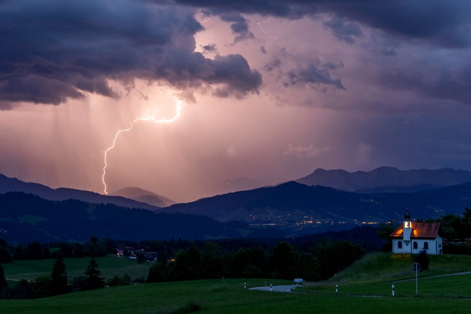 Hitze und Unwetter in Bayern: Hagel, Starkregen und orkanartige Böen drohen am Dienstag