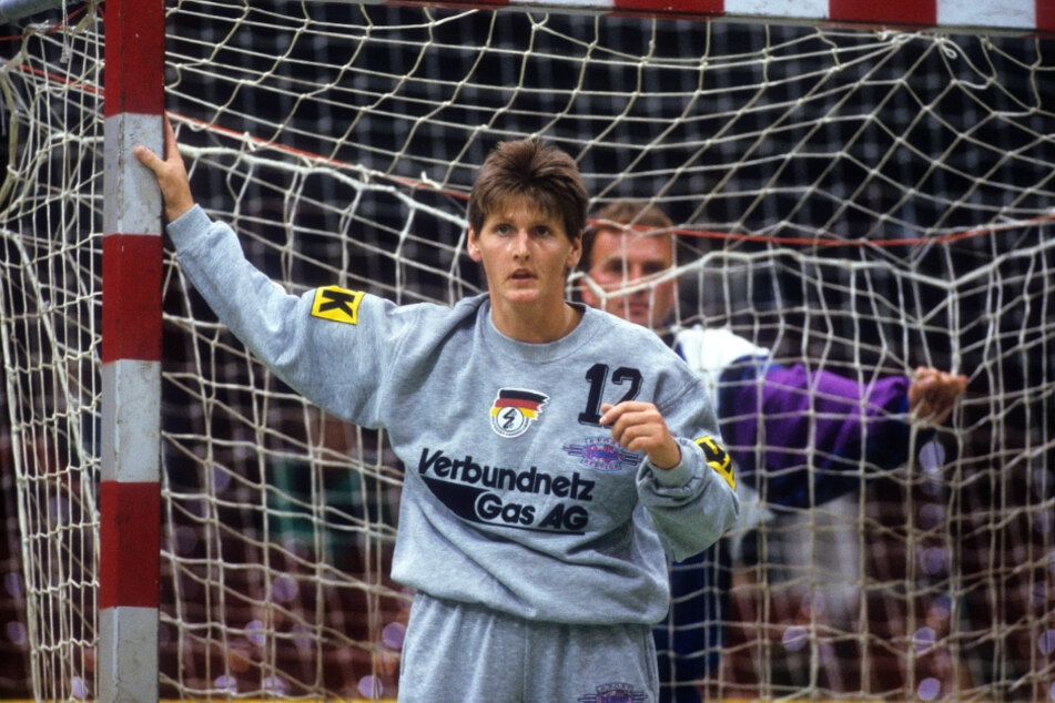Sabine Bothe (†63), damals Adamik, wurde 1993 unter Bundestrainer Lothar Doering (heute 72, hinten) Handball-Weltmeisterin. (Archivfoto)