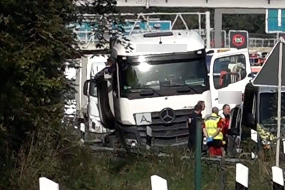 Der Lastwagenfahrer hatte wohl einen Herzinfarkt erlitten und war daraufhin in die Leitplanke gekracht. Lange Zeit war das Unglück unbemerkt geblieben.