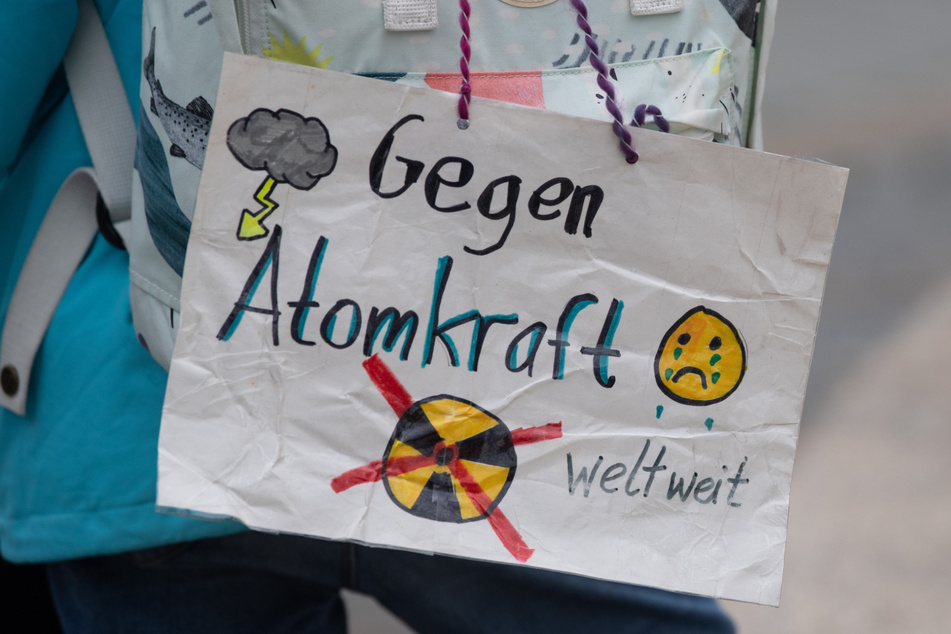 "Gegen Atomkraft" steht auf dem Schild am Ranzen einer Schülerin, die sich an der Demonstration von Fridays for Future gegen die neuen EU-Pläne beteiligt.