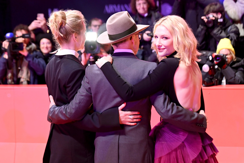 Haupt-Darstellerin Cate Blanchett (53) präsentierte sich mit nacktem Rücken auf der Berlinale.