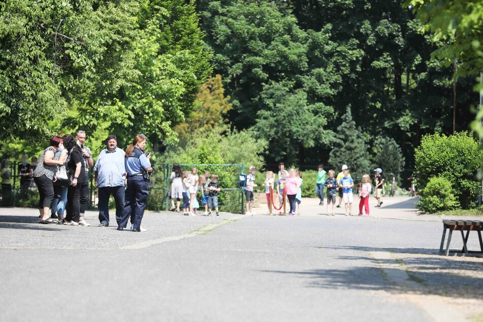 Flucht vor dem brennenden Toilettenpapier: Zahlreiche Schüler mussten zwischenzeitlich das Schulgebäude verlassen und auf dem Schulhof warten.